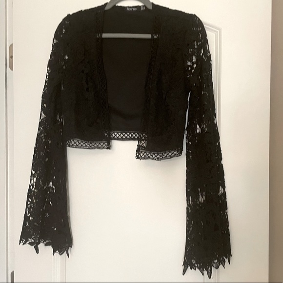🎉 2x Host Pick! 🎉 Boohoo Black Flare Sleeve Lace Crochet Crop Top - Size 6 - Picture 7 of 13